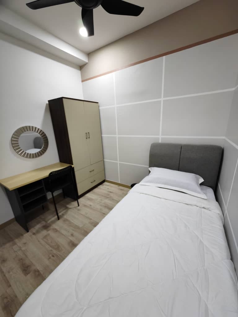 Emporis Residences - Small Room 4