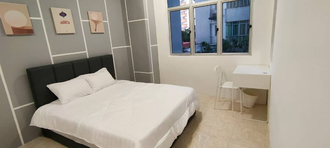 Millenium Square - Original Middle With Bathroom R1